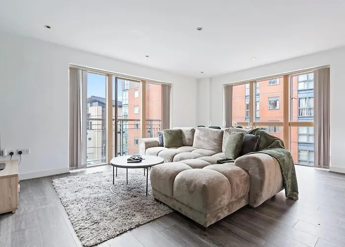 Mailbox City Centre Apartment